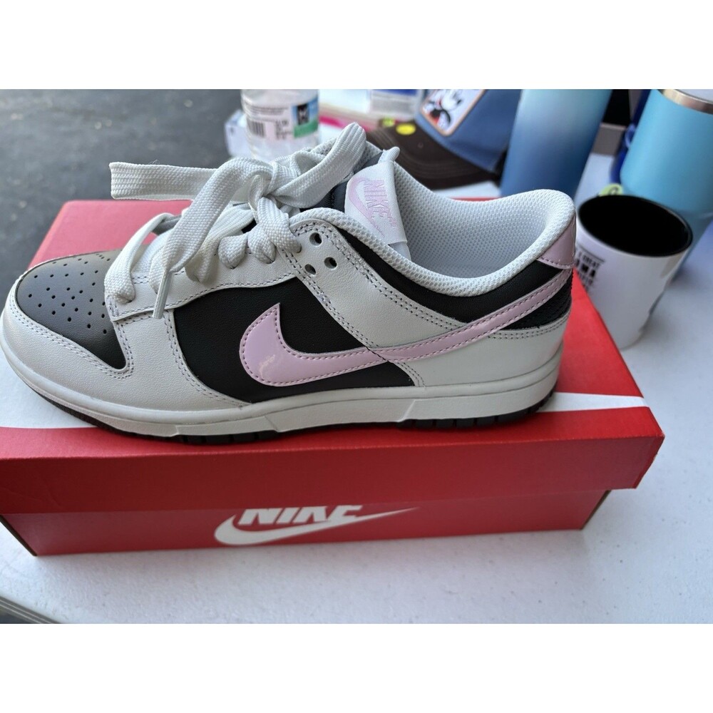 NWT New In Box Women’s Nike Summit White pink Foam Black White Pink Size 8
